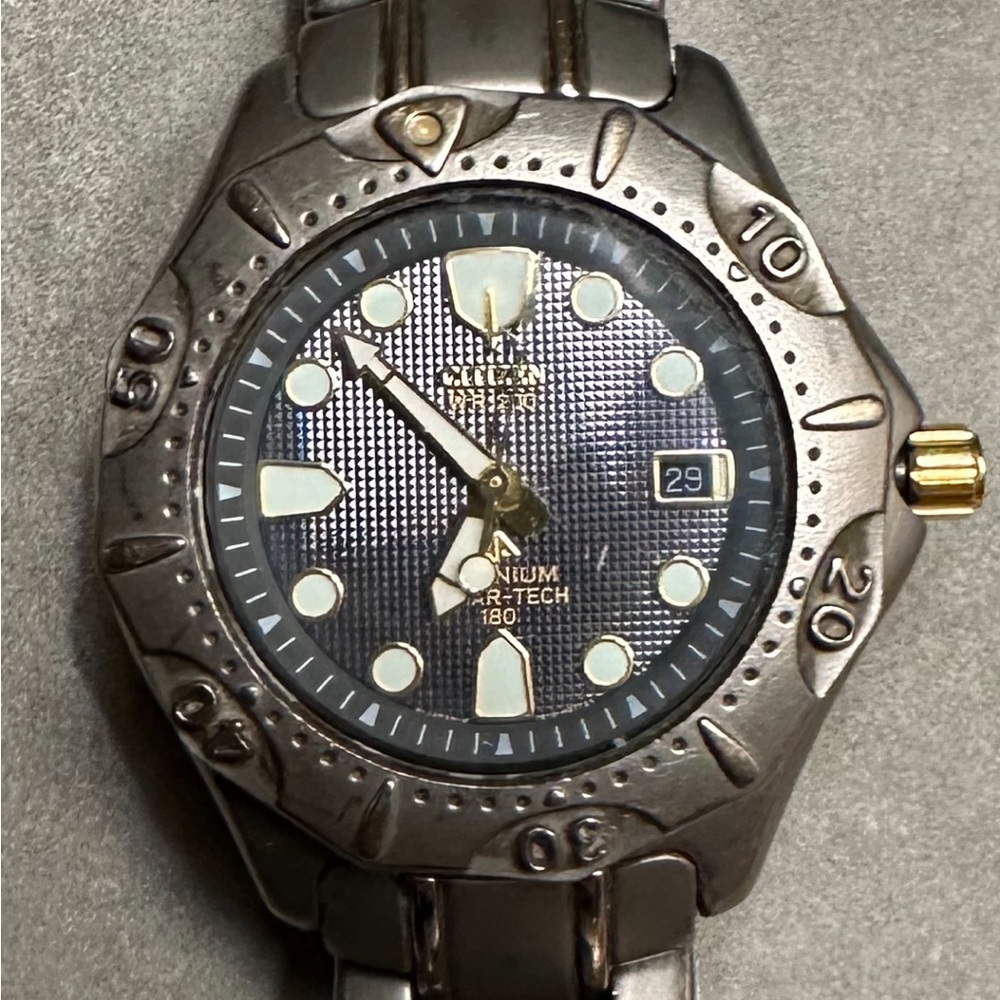 Citizen Eco Drive men’s size watch Titanium Solar-Tech 180 - WR 200 - Picture 2 of 10
